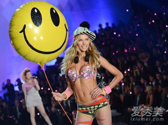 美甲教程:手绘表情面部美甲步骤图