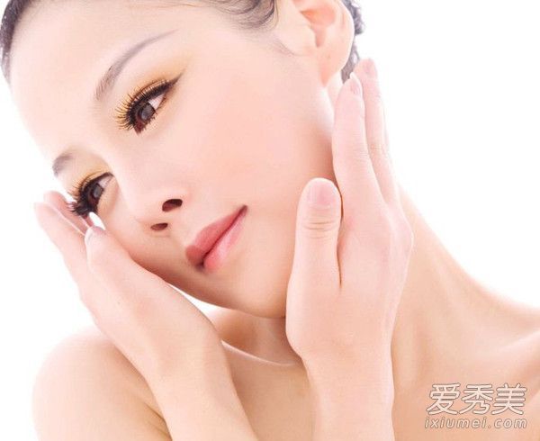 如何使皮肤白嫩光滑？美白皮肤的简单方法