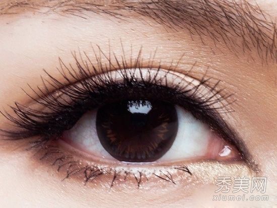 开开眼手术化妆，打开眼角，把眼睛变成大眼睛