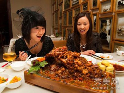 你吃什么来加速衰老？你吃什么来保持年轻和抵抗衰老？