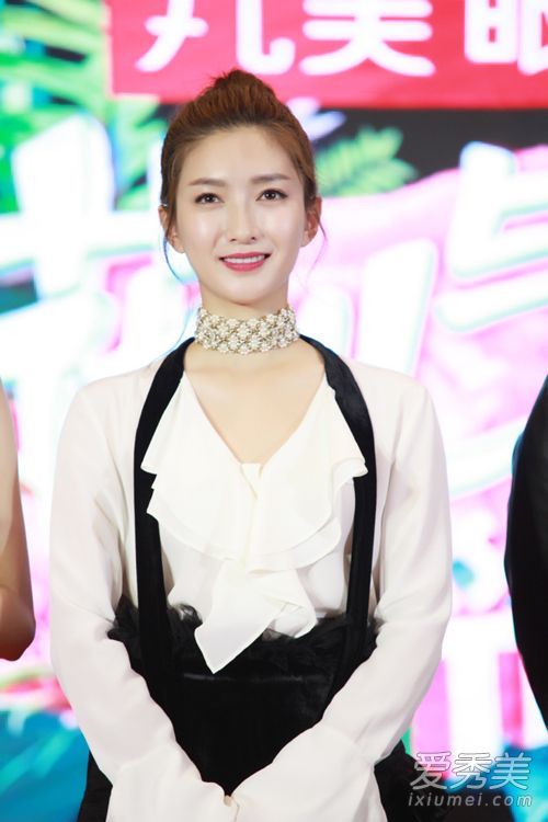 参加花会的蒋淑英白大褂是什么牌子的?