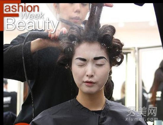 伦敦时装周超模怪异化妆变成小丑脸