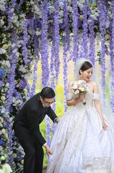 我终于结婚了!简·张穿着白纱,浪漫而美丽