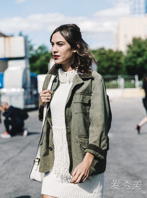 冬天天气热时，白色毛衣看起来很好。