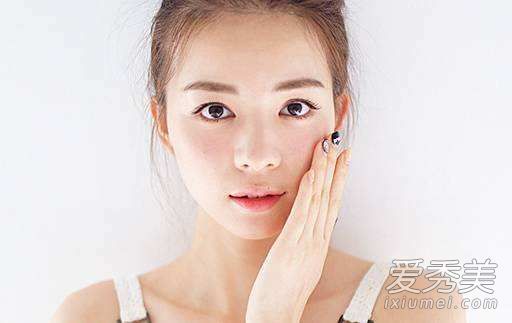 眼霜可以涂在眼睛周围吗？涂抹眼霜时要小心长脂肪颗粒