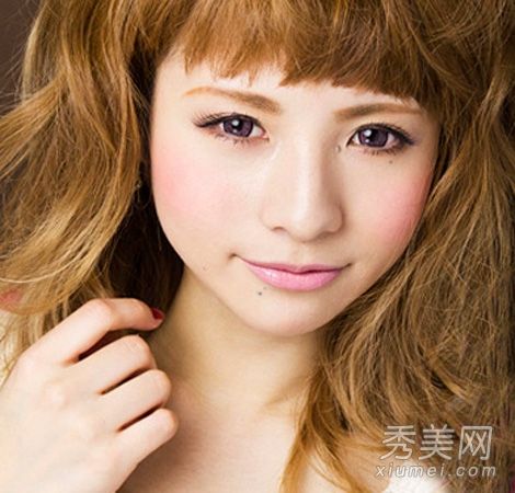 图形腮红画:超自然桃子化妆教程