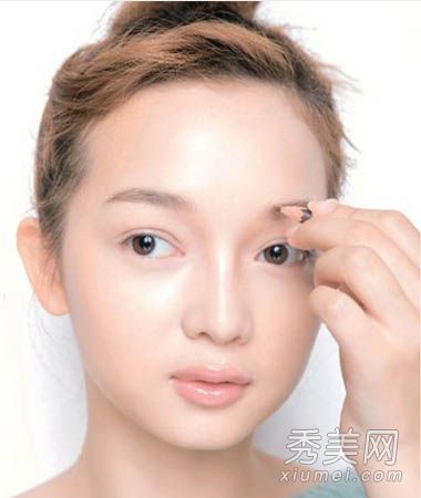 如何给眉毛上色？眉笔眉粉眉彩霜的使用方法