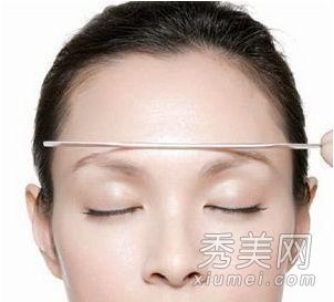 修正修眉步骤，打造完美精致的妆容