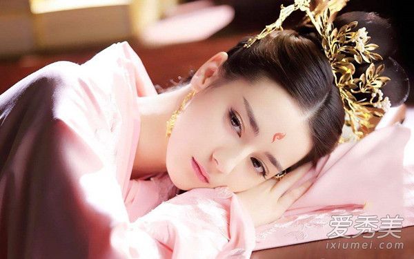 迪丽热巴17岁的照片显示，这个女孩真的长得很漂亮。