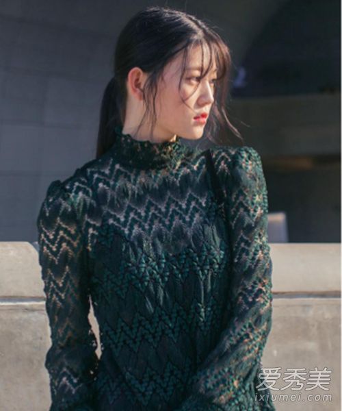为了让你的脖子看起来更漂亮,高领蕾丝在这个冬天是必不可少的。