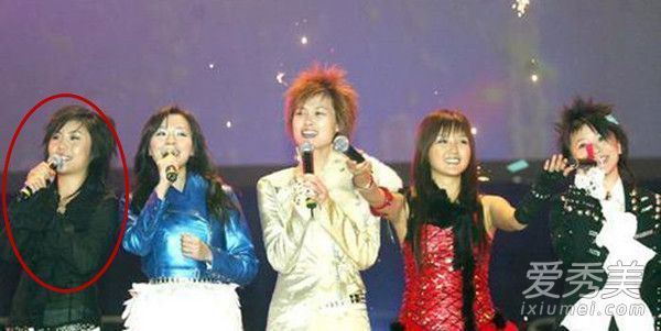 纪敏佳结婚了！独自看着照片，我几乎忘记了她变了脸之前的样子。