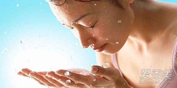 相反，洗脸太用力会更脏。5个让你的皮肤越来越糟糕的错误习惯