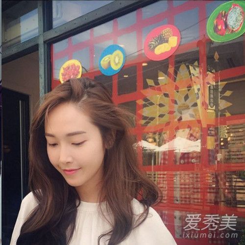 皮肤又白又水，杰西卡私人护理的秘密是公开的。