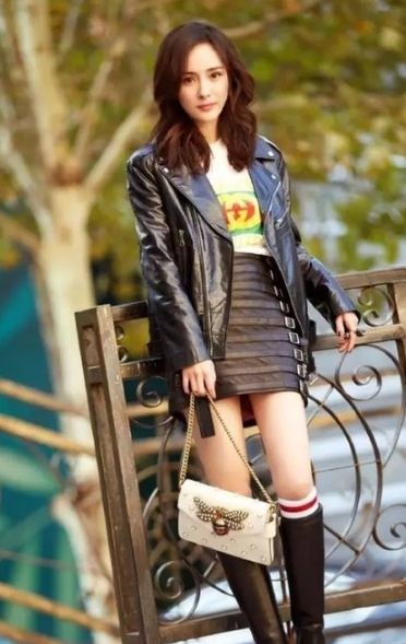 同样一个杨幂的古奇蜜蜂包的价格是多少?古奇蜜蜂包看起来是真的还是假的?