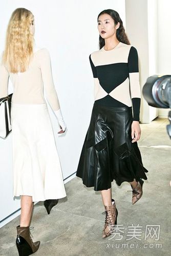 展示超模刘雯时装周后台化妆的全过程