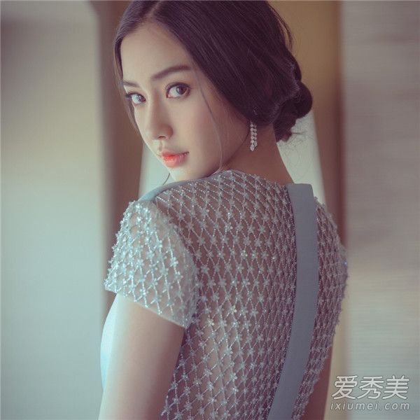 宝宝正在看他28岁生日的旧照片。事实上，这个家庭真的已经从美丽成长为一个大家庭。