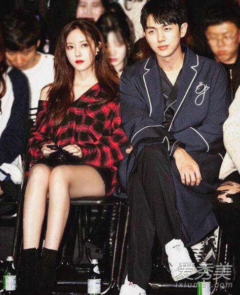 可以亲近的人可以性感但华丽的黑色皮裙其实变化很多