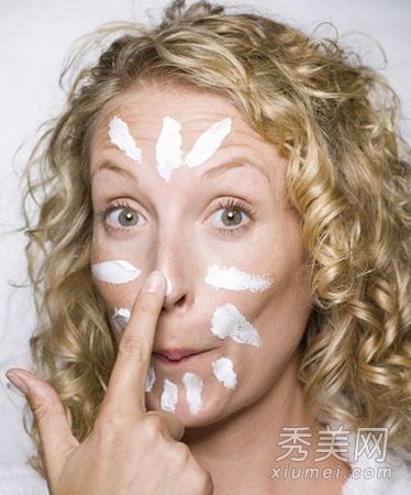 挤压黑头和戴面具消除黑头的误区秘密