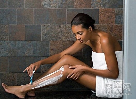 女性如何用剃刀割破皮肤？