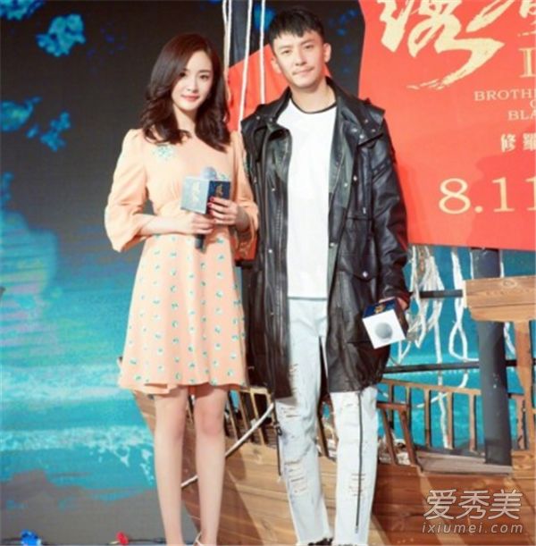 杨蜜在春季刺绣刀大会上穿的是什么牌子的衣服？