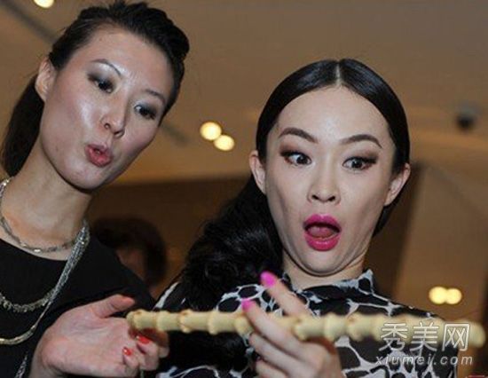 这位明星很尴尬，他的面部特征被扭曲了