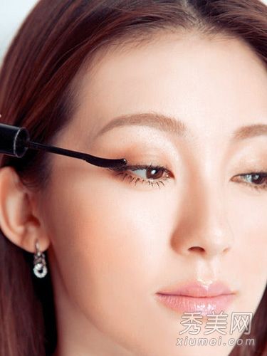 误用睫毛膏导致眼睛发炎