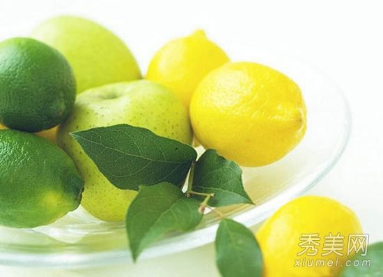 夏季护肤:柠檬浸泡在水中的双重效果