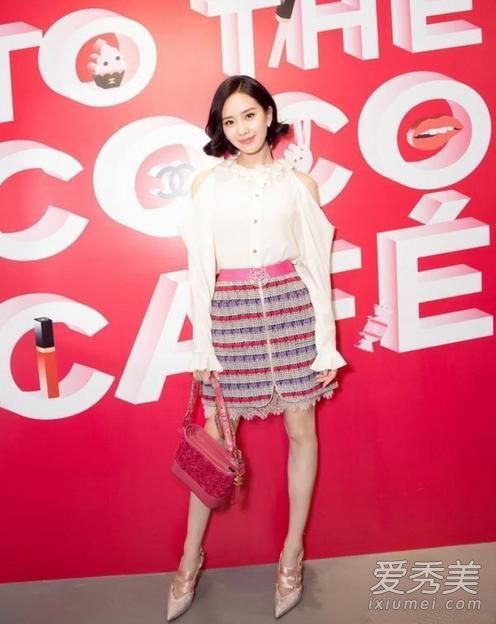 刘师师的同一套白色单肩裙是什么牌子的?