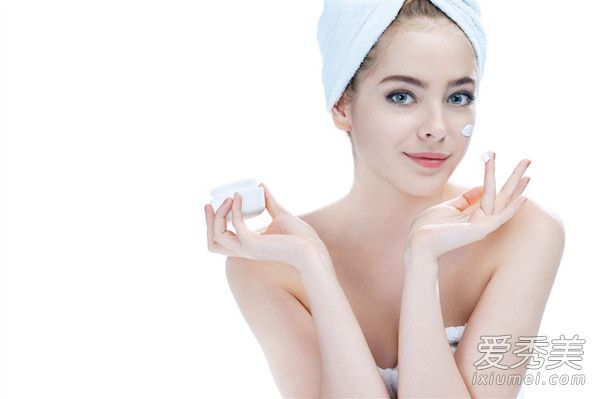 睡觉不扎头发会导致痤疮吗？七个让皮肤更糟糕的就寝习惯。