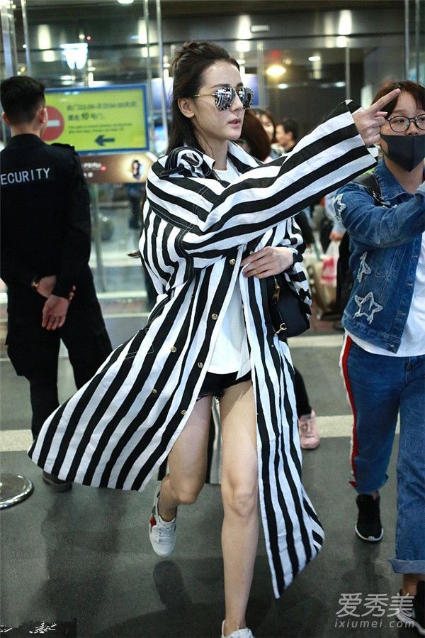 迪丽热巴机场戴的是什么牌子的银色太阳镜?