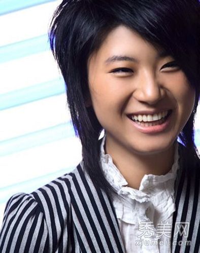 女明星化妆失败:化妆前，她从一个小小的新妆变成了一个雷妈妈。