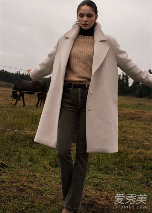 徐贤IU泳池衫的驼色毛衣仍然可以这样穿。