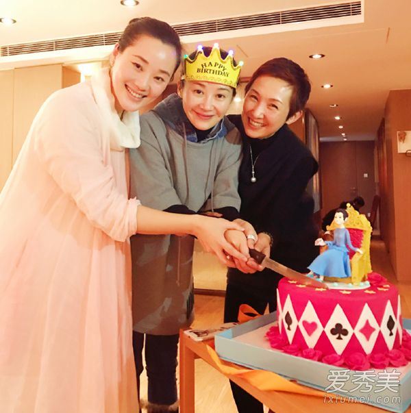 这真是一张48岁的脸吗？许晴的生日仍然像年轻女孩一样温柔