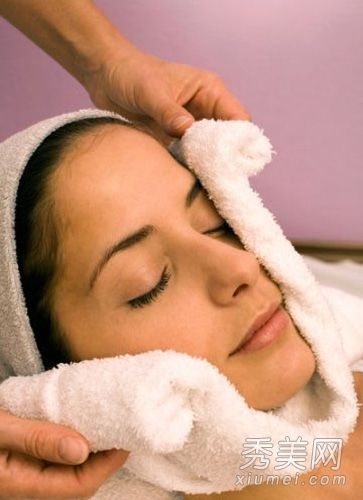 洗脸后，用热毛巾敷脸排毒+提亮肤色
