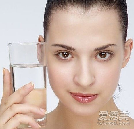 你擦得越多，皮肤就越干燥。事实上，你在保湿方法上犯了这6个错误。