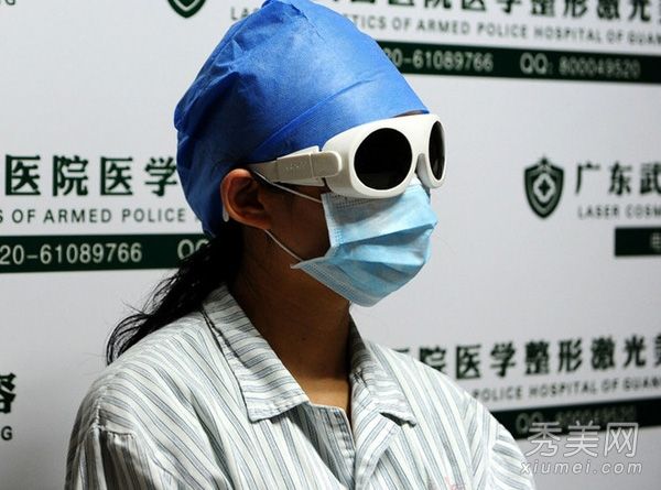 模特学生为整形手术省钱。为什么整形手术是疯狂的？