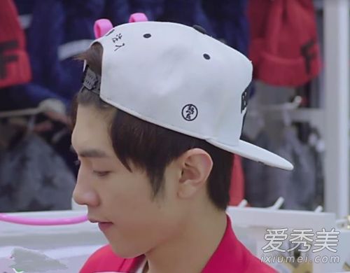 《秘密水果》中的柏文棒球帽是什么牌子的？