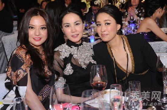 一张激动人心的照片，是王菲因整容失败而微微浮肿的脸