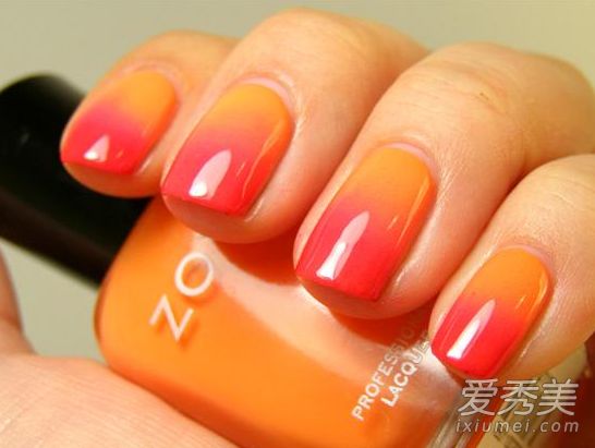 梯度美甲教程:仅2瓶指甲油+1块海绵