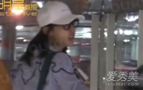 白百合在跑道上作弊的白色棒球帽是什么牌子的?