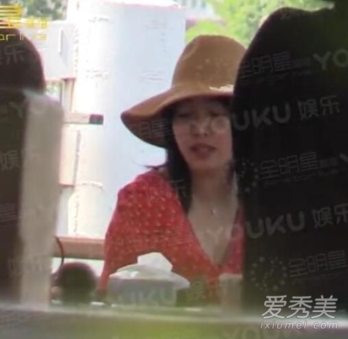 白白河带着一顶大底礼服的帽子被脱光了！