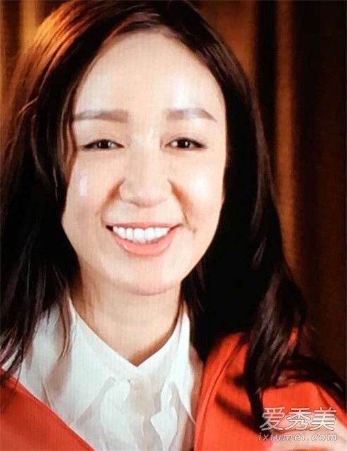 娄艺潇的脸很僵硬，詹妮弗的下巴很尖。非常好。为什么要调整呢？