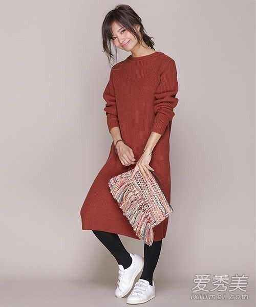 流行色穿着深色雪松木服装，引人注目