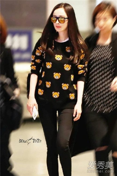 时尚人士的必备品:黑色紧身衣不可或缺。