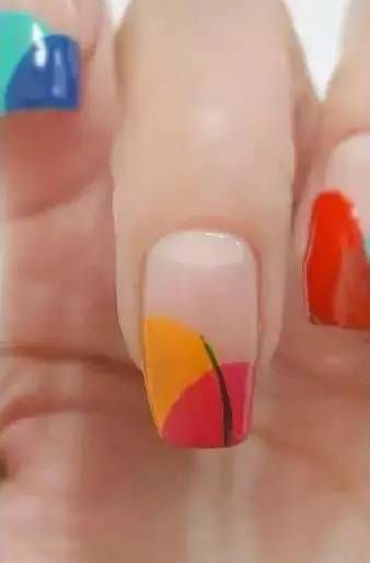 手绘美甲教程:华丽树影美甲时尚创意