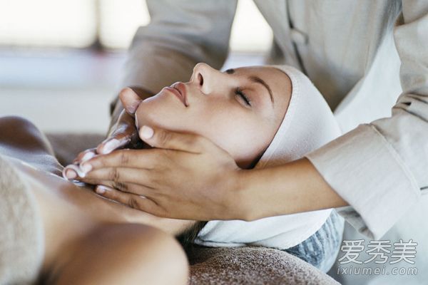 不要让你的脖子暴露你的年龄！与时俱进打造美丽颈部的秘诀。