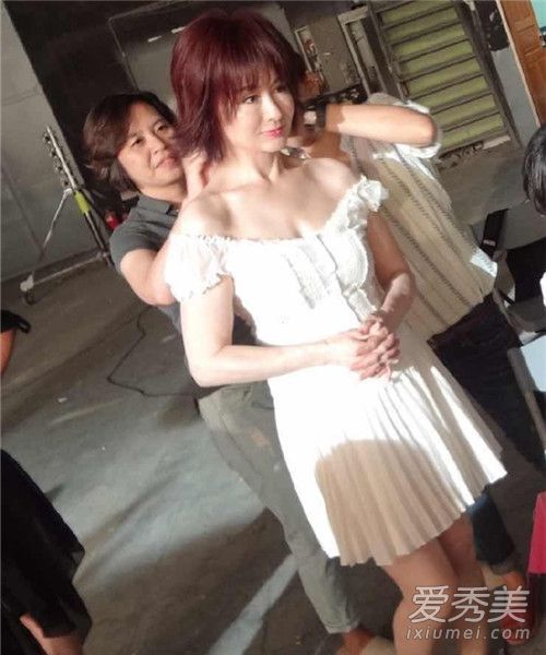 71岁的潘迎紫仍然像一个十几岁的女演员一样美丽。她的维护技能太棒了！