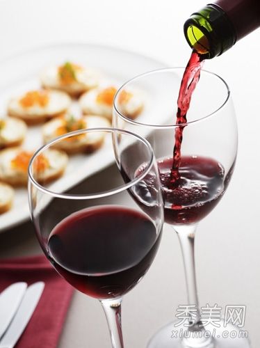 多喝点咖啡，你的皮肤会变红，小心吃错食物，你看起来会很苍白。