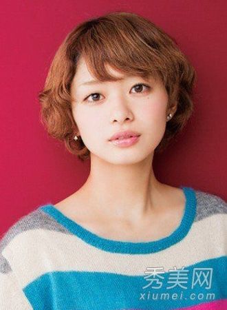 皮肤和专家演示乳液。奶油涂抹技术