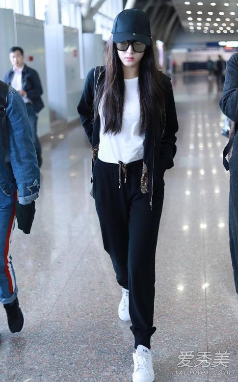 迪丽热巴机场是什么牌子的白色鞋子?